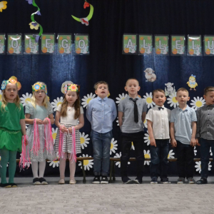 Uroczyste spotkanie wielkanocne w wykonaniu dzieci z grupy Biedronki oraz Jeżyki.