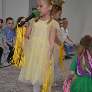 Uroczyste spotkanie wielkanocne w wykonaniu dzieci z grupy Biedronki oraz Jeżyki.