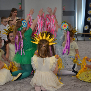 Uroczyste spotkanie wielkanocne w wykonaniu dzieci z grupy Biedronki oraz Jeżyki.