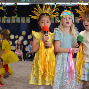 Uroczyste spotkanie wielkanocne w wykonaniu dzieci z grupy Biedronki oraz Jeżyki.