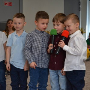 Uroczyste spotkanie wielkanocne w wykonaniu dzieci z grupy Biedronki oraz Jeżyki.