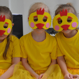 Uroczyste spotkanie wielkanocne w wykonaniu dzieci z grupy Biedronki oraz Jeżyki.