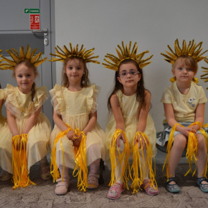 Uroczyste spotkanie wielkanocne w wykonaniu dzieci z grupy Biedronki oraz Jeżyki.