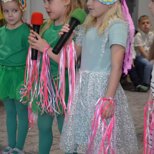 Uroczyste spotkanie wielkanocne w wykonaniu dzieci z grupy Biedronki oraz Jeżyki.