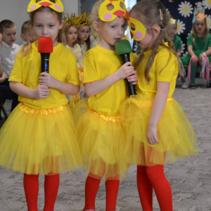 Uroczyste spotkanie wielkanocne w wykonaniu dzieci z grupy Biedronki oraz Jeżyki.