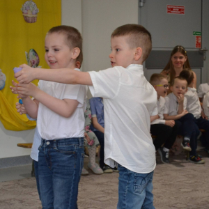 Uroczyste spotkanie wielkanocne w wykonaniu dzieci z grupy Biedronki oraz Jeżyki.