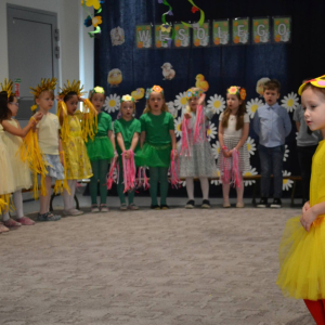 Uroczyste spotkanie wielkanocne w wykonaniu dzieci z grupy Biedronki oraz Jeżyki.