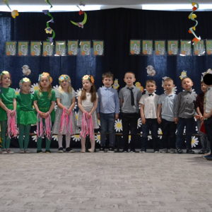 Uroczyste spotkanie wielkanocne w wykonaniu dzieci z grupy Biedronki oraz Jeżyki.