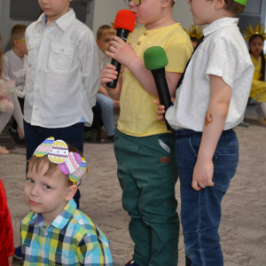 Uroczyste spotkanie wielkanocne w wykonaniu dzieci z grupy Biedronki oraz Jeżyki.