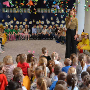 Uroczyste spotkanie wielkanocne w wykonaniu dzieci z grupy Biedronki oraz Jeżyki.