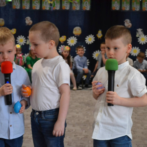 Uroczyste spotkanie wielkanocne w wykonaniu dzieci z grupy Biedronki oraz Jeżyki.