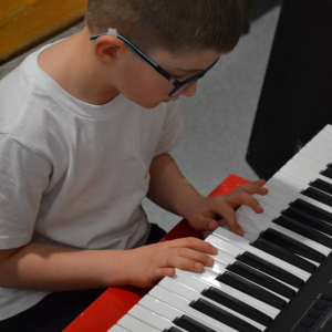 Uroczyste spotkanie wielkanocne w wykonaniu dzieci z grupy Biedronki oraz Jeżyki.