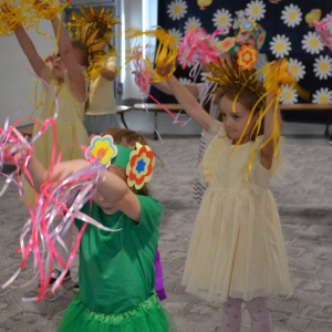 Uroczyste spotkanie wielkanocne w wykonaniu dzieci z grupy Biedronki oraz Jeżyki.