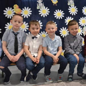 Uroczyste spotkanie wielkanocne w wykonaniu dzieci z grupy Biedronki oraz Jeżyki.