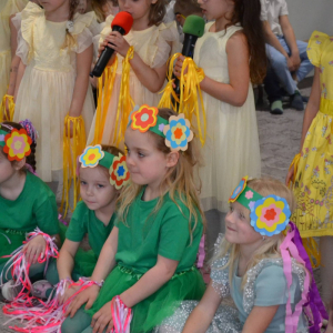 Uroczyste spotkanie wielkanocne w wykonaniu dzieci z grupy Biedronki oraz Jeżyki.