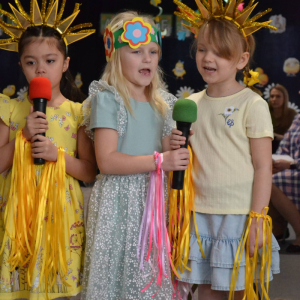 Uroczyste spotkanie wielkanocne w wykonaniu dzieci z grupy Biedronki oraz Jeżyki.