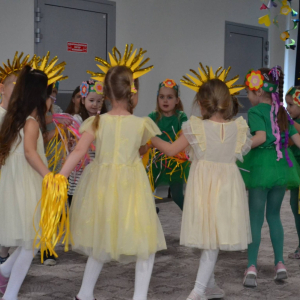 Uroczyste spotkanie wielkanocne w wykonaniu dzieci z grupy Biedronki oraz Jeżyki.