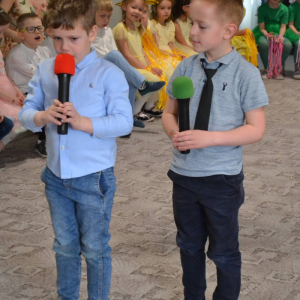 Uroczyste spotkanie wielkanocne w wykonaniu dzieci z grupy Biedronki oraz Jeżyki.