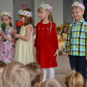 Uroczyste spotkanie wielkanocne w wykonaniu dzieci z grupy Biedronki oraz Jeżyki.