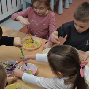 Dzieci dotykały makaron, badały jego strukturę, słuchały dźwięku przesypywanego makaronu, a także próbowały go smakować. 