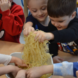 Dzieci dotykały makaron, badały jego strukturę, słuchały dźwięku przesypywanego makaronu, a także próbowały go smakować. 