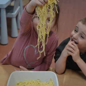 Dzieci dotykały makaron, badały jego strukturę, słuchały dźwięku przesypywanego makaronu, a także próbowały go smakować. 