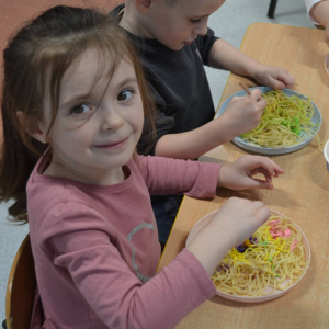 Dzieci dotykały makaron, badały jego strukturę, słuchały dźwięku przesypywanego makaronu, a także próbowały go smakować. 