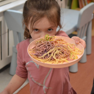 Dzieci dotykały makaron, badały jego strukturę, słuchały dźwięku przesypywanego makaronu, a także próbowały go smakować. 