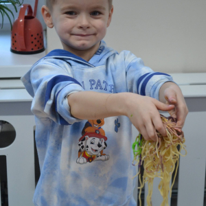 Dzieci dotykały makaron, badały jego strukturę, słuchały dźwięku przesypywanego makaronu, a także próbowały go smakować. 