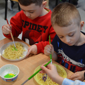 Dzieci dotykały makaron, badały jego strukturę, słuchały dźwięku przesypywanego makaronu, a także próbowały go smakować. 