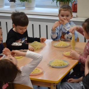Dzieci dotykały makaron, badały jego strukturę, słuchały dźwięku przesypywanego makaronu, a także próbowały go smakować. 