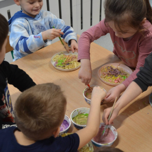 Dzieci dotykały makaron, badały jego strukturę, słuchały dźwięku przesypywanego makaronu, a także próbowały go smakować. 