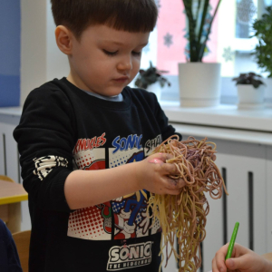 Dzieci dotykały makaron, badały jego strukturę, słuchały dźwięku przesypywanego makaronu, a także próbowały go smakować. 
