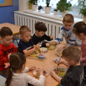 Dzieci dotykały makaron, badały jego strukturę, słuchały dźwięku przesypywanego makaronu, a także próbowały go smakować. 