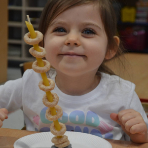 Nawlekanie makaronu na patyczki.