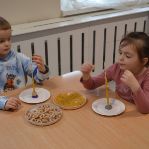 Nawlekanie makaronu na patyczki.