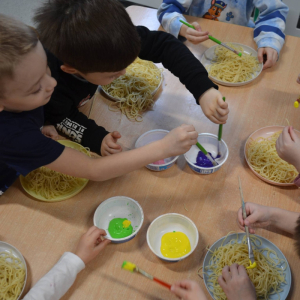 Dzieci dotykały makaron, badały jego strukturę, słuchały dźwięku przesypywanego makaronu, a także próbowały go smakować. 