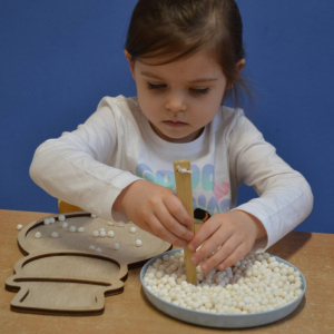 Dzieci dotykały makaron, badały jego strukturę, słuchały dźwięku przesypywanego makaronu, a także próbowały go smakować. 
