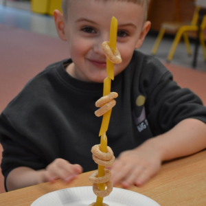 Nawlekanie makaronu na patyczki.