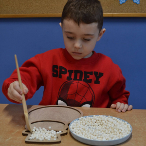 Nawlekanie makaronu na patyczki.