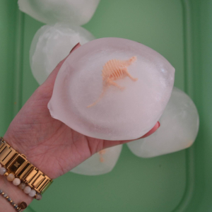 Sensoryczny Dzień Dinozaura- zabawy z lodem.