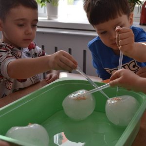 Sensoryczny Dzień Dinozaura- zabawy z lodem.