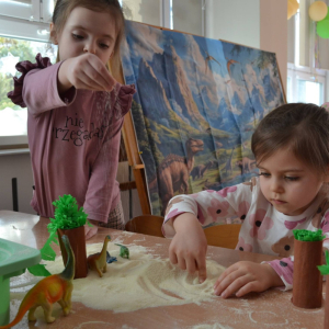 Sensoryczny Dzień Dinozaura- zabawy z kaszą.