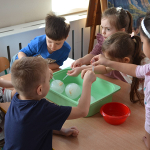 Sensoryczny Dzień Dinozaura- zabawy z lodem.