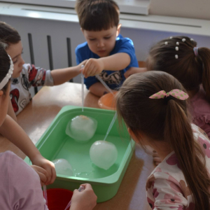 Sensoryczny Dzień Dinozaura- zabawy z lodem.