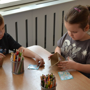 Dzieci ozdabiają doniczki.