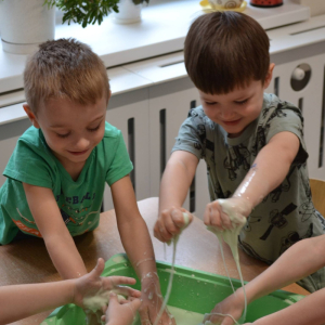 Zabawy z cieczą nienewtonowską.