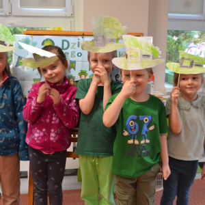 Dzieci ze swoimi pracami plastycznymi.