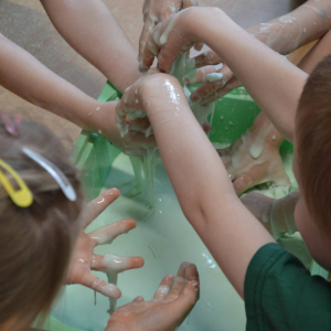 Zabawy z cieczą nienewtonowską.