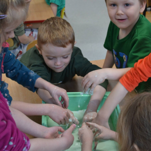 Zabawy z cieczą nienewtonowską.